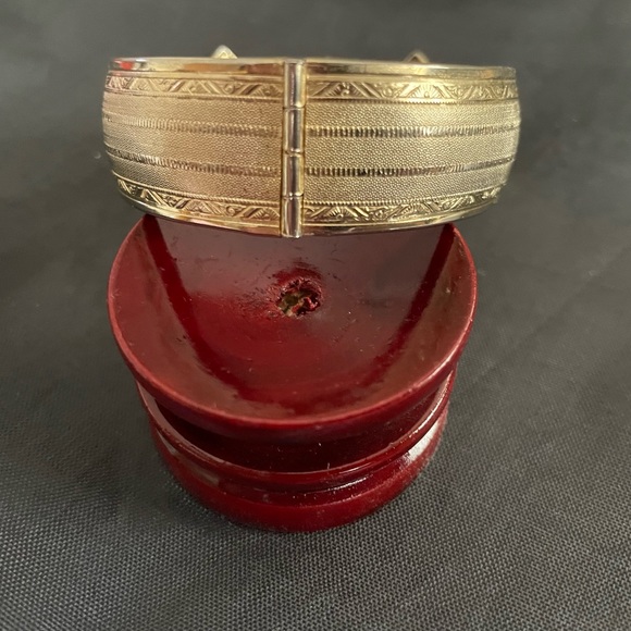 Vintage embossed shiny gold tone brass cuff bracelet with box tab clasp. - Picture 4 of 10